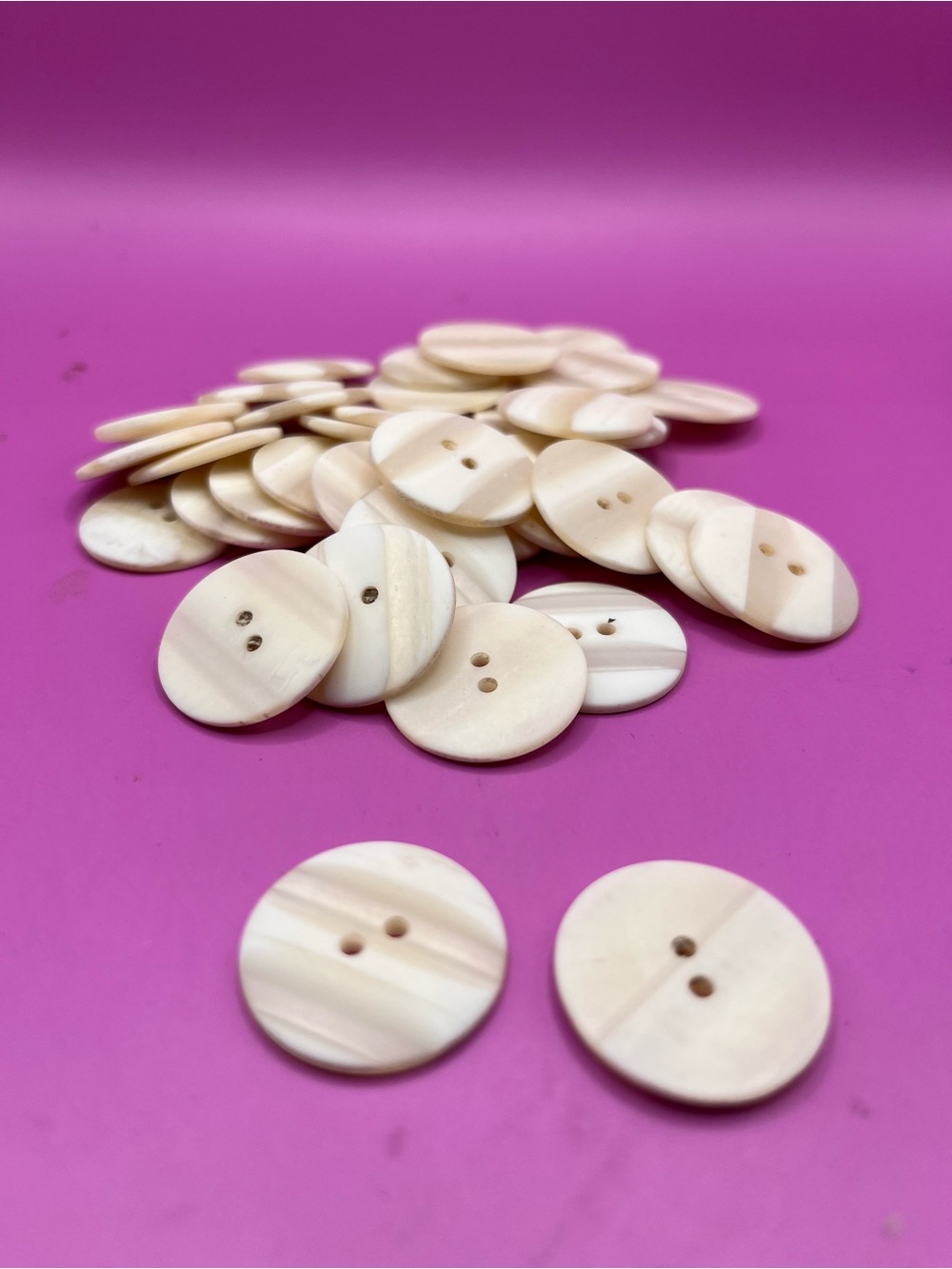 Vintage Pearlized Round Sew-Through Buttons - Cream